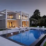 Luxurious Trinity Vilă