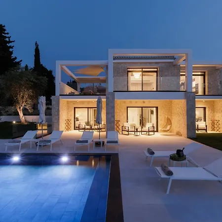 Luxurious Trinity *