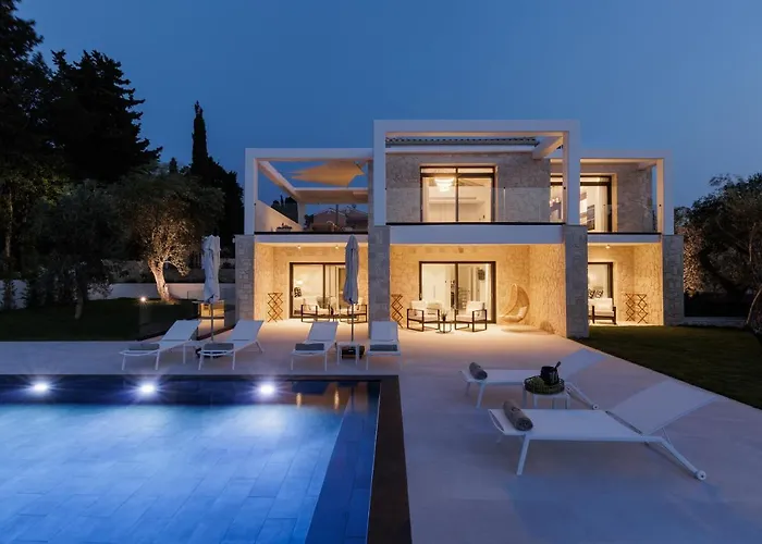 Luxurious Trinity *